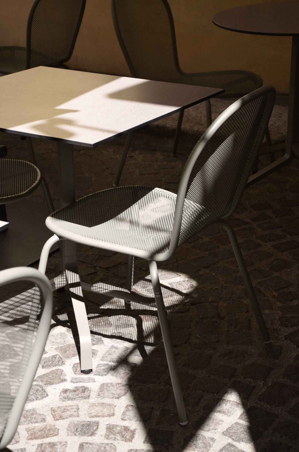 Vue d'ensemble de la terrasse Le Four Aixois, chaises et tables EMU
